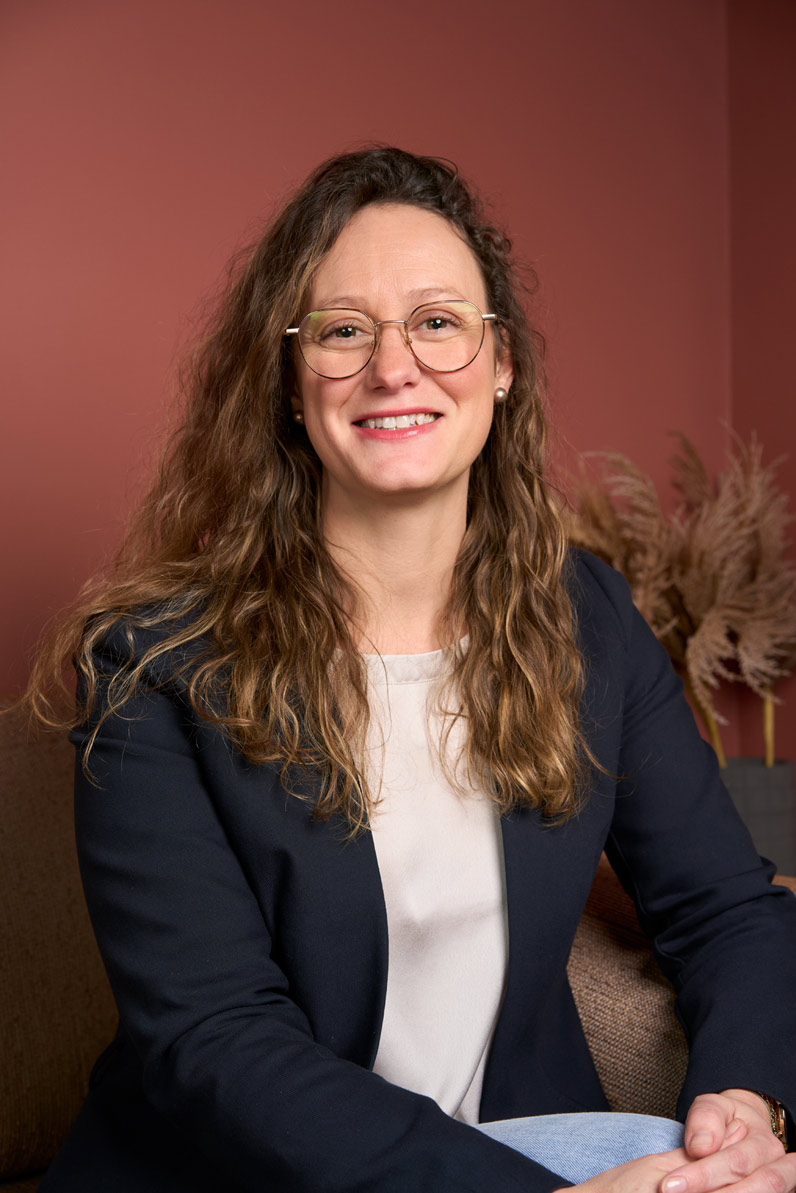 Portrait corporate d'une femme caucasienne à lunettes et cheveux clairs, Paris